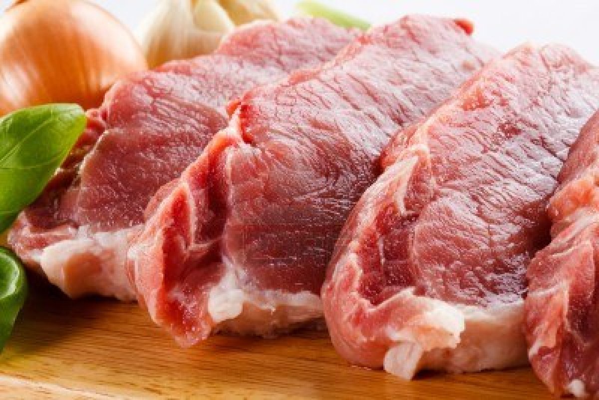 Сырое свиное мясо. Свинина. Свежее мясо.