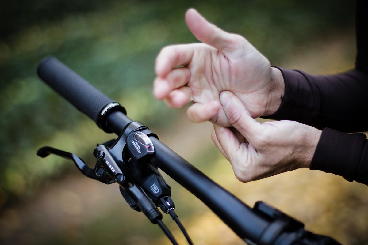 ¿Cómo evitar el adormecimiento de manos en la MTB ...